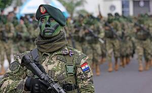 La mujer detrás del rostro pintado en el desfile de las Tropas Especiales del Ejército