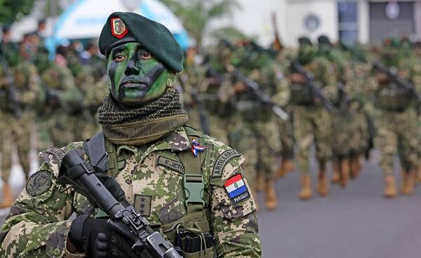 La mujer detrás del rostro pintado en el desfile de las Tropas Especiales del Ejército
