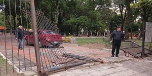 Conductor ebrio chocó y se llevó parte del enrejado de la plaza Uruguaya