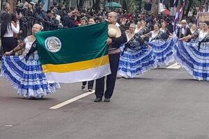 Adultos mayores de la UNE desfilaron en homenaje a la patria