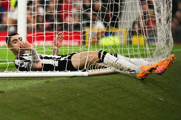 Versus / Con Almirón, Newcastle cae ante el United y peleará en el final por un lugar en Europa