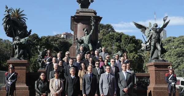 La Nación / Buenos Aires recordó la independencia de Paraguay con emotivo homenaje