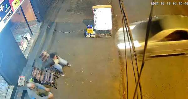 Diario HOY | Confundió el freno con el acelerador y casí atropelló a dos personas que estaban en la vereda