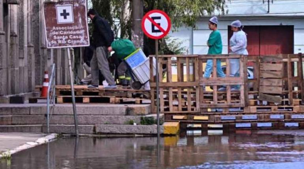 La cota del río baja ligeramente en Porto Alegre después de acercarse a niveles máximos