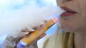 Casi muere por vapear, hábito que le "frio sus pulmones como un pollo caliente"