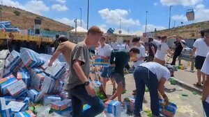 Manifestantes israelíes de derecha destruyen ayuda destinada a Gaza