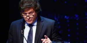 “¿Creen que la inflación baja por casualidad?”, ataca Milei