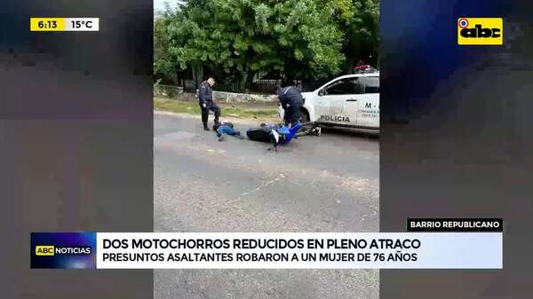Video: Motochorros fueron reducidos tras intentar robar a una mujer de 76 años - ABC Noticias - ABC Color