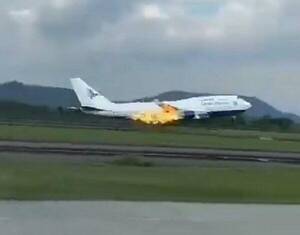 Momentos de terror a bordo de un avión: ¡se incendió uno de los motores de un feroz 747-400!