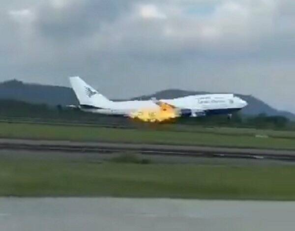 Momentos de terror a bordo de un avión: ¡se incendió uno de los motores de un feroz 747-400!
