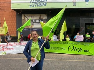 Docentes protestan por falta de rubros y politización