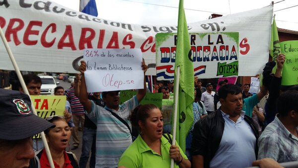 Docentes exigen reposición de rubros