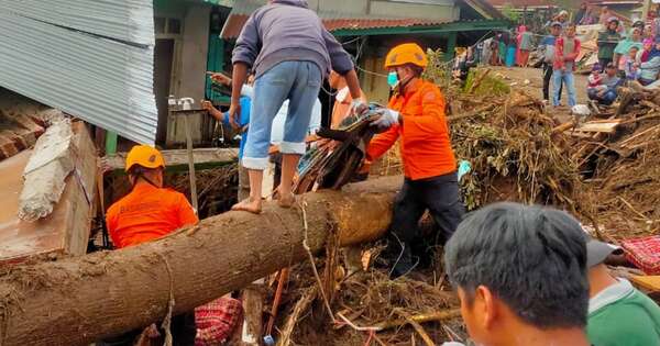 La Nación / Indonesia: inundaciones causan 67 muertos