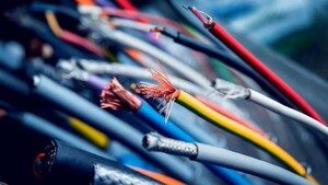 Hombre muere electrocutado tras manipular cables de su equipo de sonido