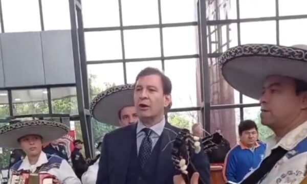 Senador mostró sus dotes de mariachi en el plato volador