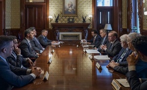 Peña y asesores de Biden se reúnen en Washington