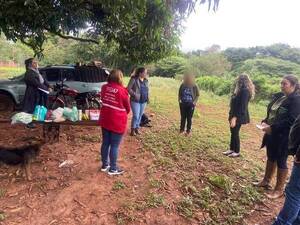 Asistieron a la mujer que vive con sus dos criaturas en un automóvil desde hace casi un año