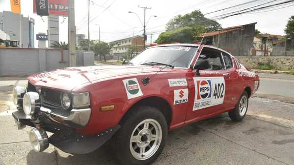 Autos clásicos y antiguos desfilaron en Asunción