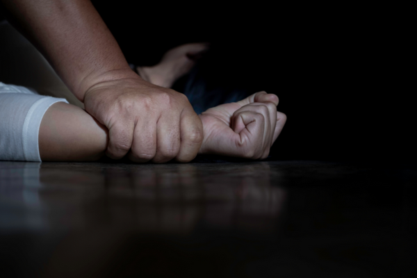 Condenan a abuelo abusador, a un falso médico naturalista y a la madre de la víctima