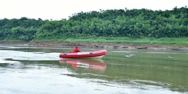 Buzos de Itaipú colaboran en búsqueda del cuerpo de la hija de la escribana