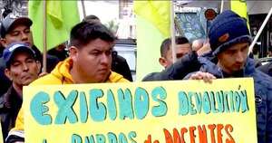 La Nación / Docentes marchan por reposición de rubros