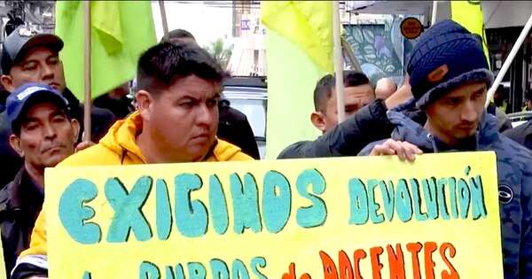La Nación / Docentes marchan por reposición de rubros
