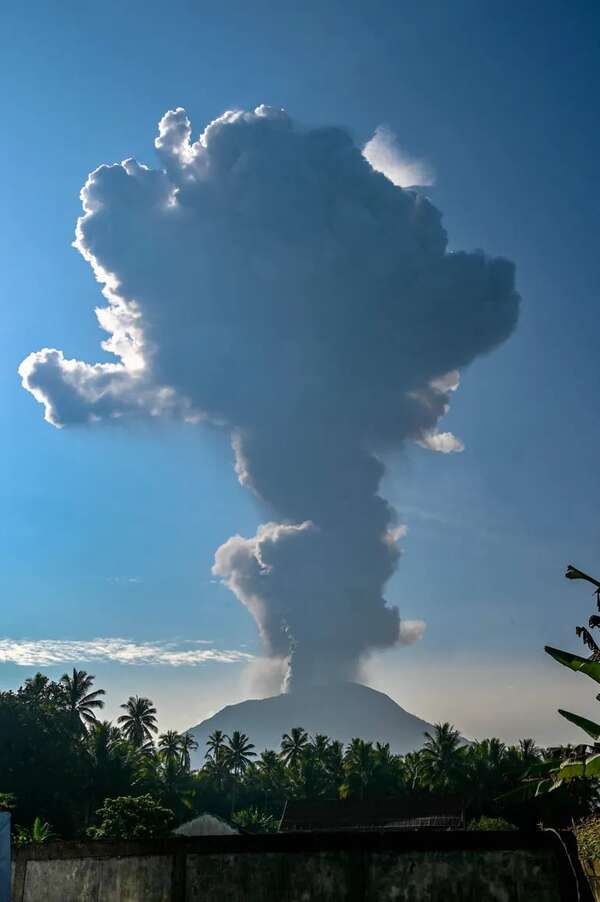 Cientos de evacuados por erupción volcánica en Indonesia - Mundo - ABC Color