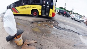 Pululan los baches en carril de buses en ex Transchaco