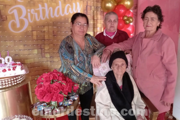En Pedro Juan Caballero, doña Indalecia Galeano cumplió cien años de edad en el Día de las Madres y lo festejó junto a su familia - El Nordestino