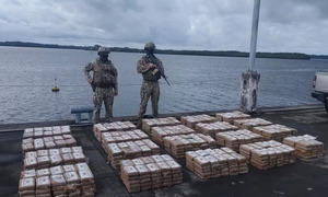 Armada ecuatoriana decomisó una tonelada de cocaína en altamar - OviedoPress