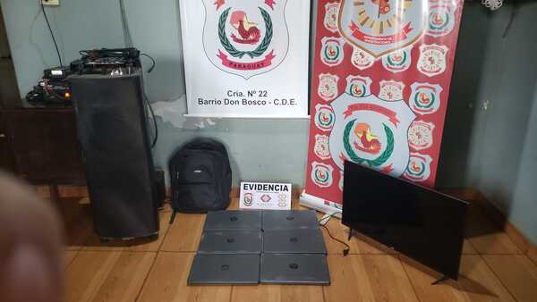 EFECTIVOS POLICIALES RECUPERAN OBJETOS HURTADOS DE UN COLEGIO DE CIUDAD DEL ESTE