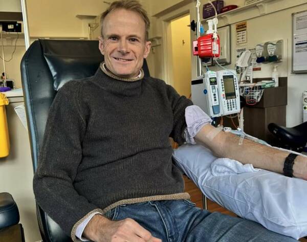 Médico se enteró que tenía un cáncer terminal, “creó” su propio tratamiento ¡y chuleó la enfermedad!