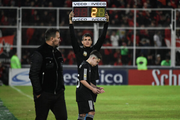 Versus / Jugador de 14 años se convierte en el debutante más joven en el fútbol argentino