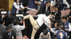 TAIWÁN: Diputado roba proyecto de ley y huye del Parlamento para impedir su aprobación