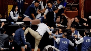 Legisladores taiwaneses se toman a los golpes en sesión
