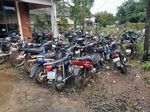 Miles de vehículos aguardan en el corralón municipal de Encarnación