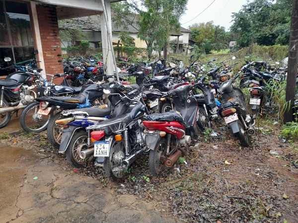 Miles de vehículos aguardan en el corralón municipal de Encarnación