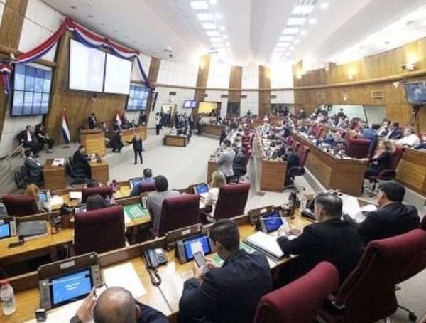 Diputados resuelve eliminar Departamento de Cafetería · Radio Monumental 1080 AM