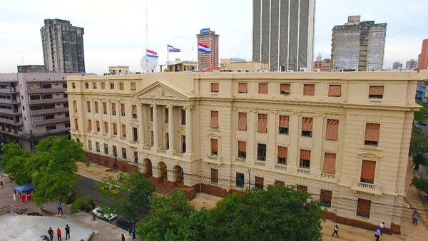 BNF distinguido como "Banco del a帽o 2024" por su compromiso con el desarrollo sostenible - Revista PLUS