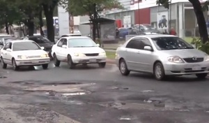 Baches en Mariscal López generan caos vehicular y riesgos