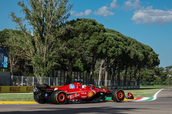 Versus / Leclerc ilusiona a los "tifosi" siendo el más rápido del viernes en Imola