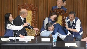 Video: Legislador se roba proyecto de ley y desata el caos en el Parlamento de Taiwán