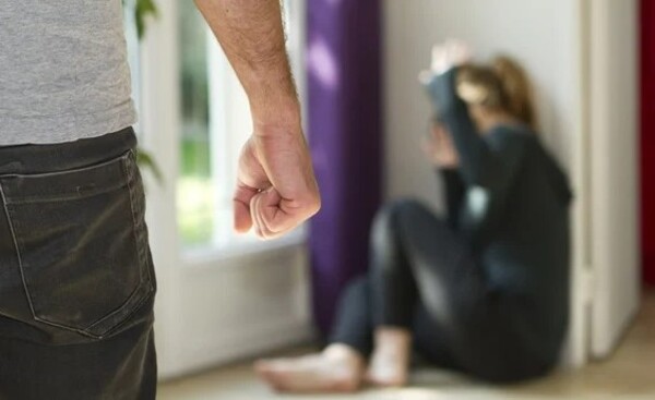 Prisión para hombre por agredir a expareja y mantenerla encerrada