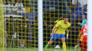 Mitrovic frustra a Cristiano Ronaldo