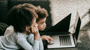 Estudio revela que 4 de cada 10 menores latinos conversa en internet con desconocidos