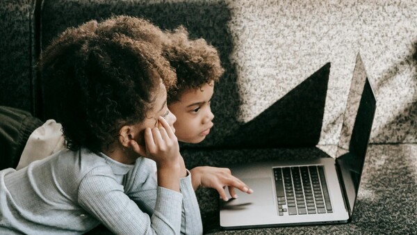 Estudio revela que 4 de cada 10 menores latinos conversa en internet con desconocidos