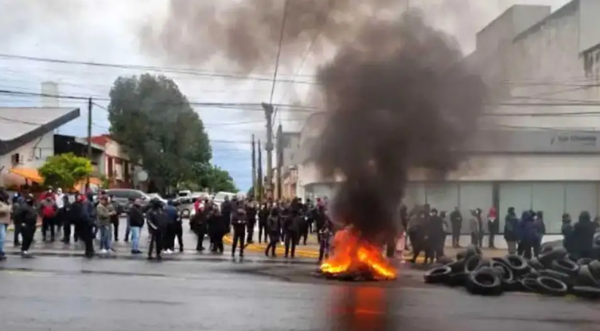 Policías tomaron este viernes el Comando Radioeléctrico de Posadas, en reclamo a un aumento salarial