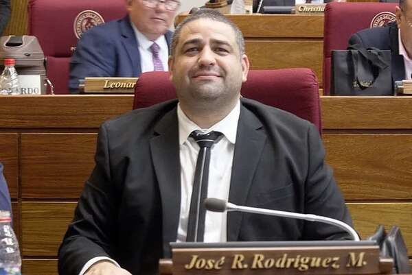 Diputado evita criticar a quien fue su profesor - Política - ABC Color