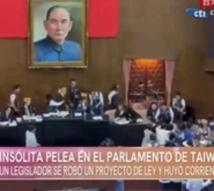 Bochornoso espectáculo en Congreso de Taiwán tras robo de un proyecto - Paraguay.com
