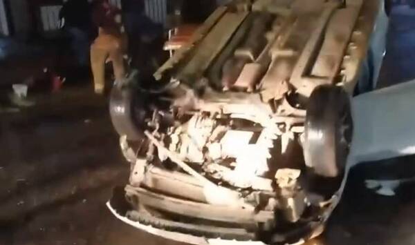 Tremendo vuelco dejó dos heridos